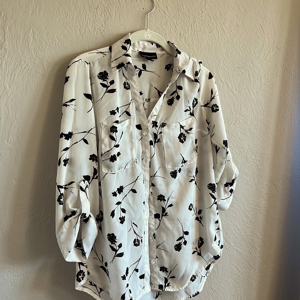 Super cute black and white floral button up
